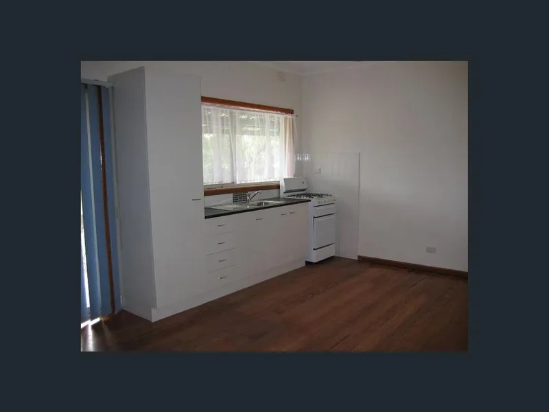 5 Minutes Walk to Shopping Centre!