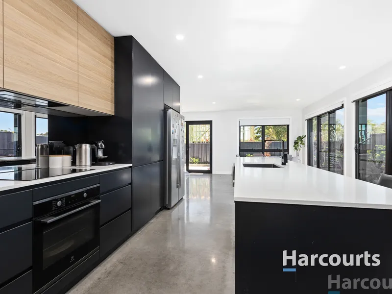 MODERN HOME WITH PARK ACCESS