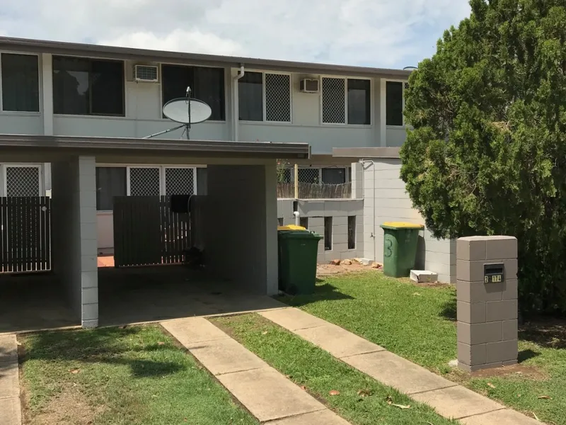 LARGE TWO BEDROOM TOWNHOUSE CLOSE TO THE CITY AND STRAND