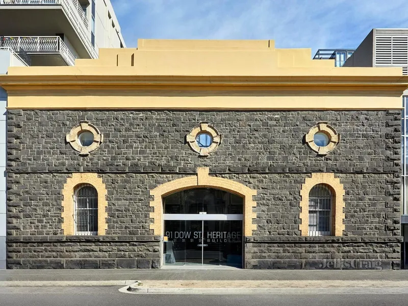 Delightful Port Melbourne 'Bayview' Apartment