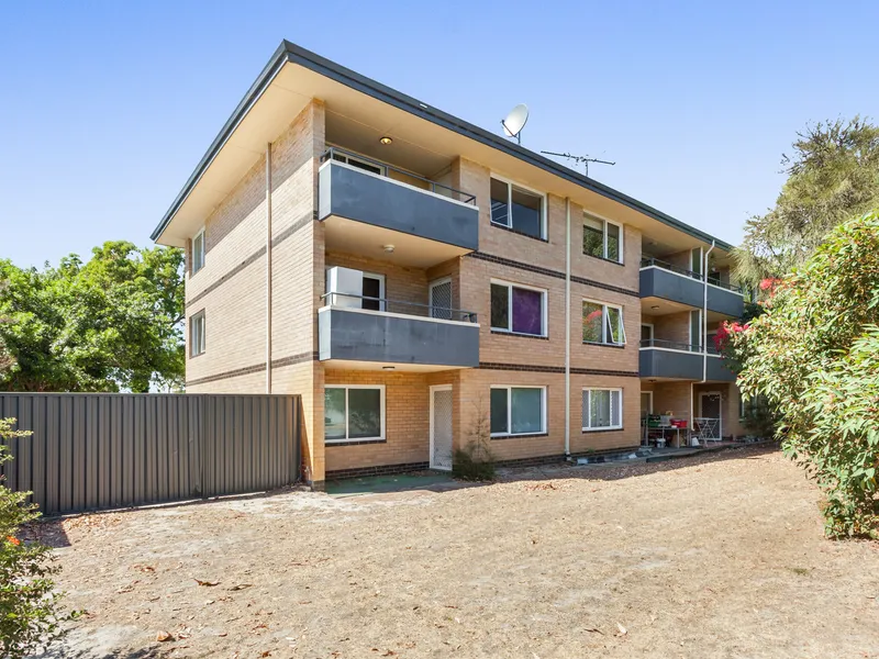 Living in the Heart of Applecross with great amenities all within walking distance!