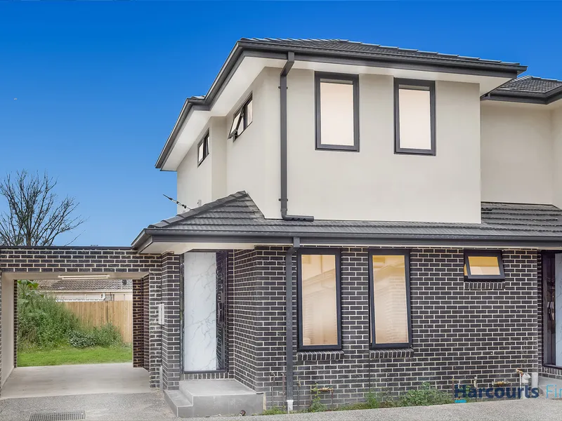 Brand new luxury townhouses, Walking distance to the station