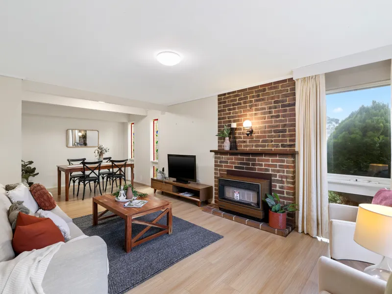 Exceptional family living with leafy allure