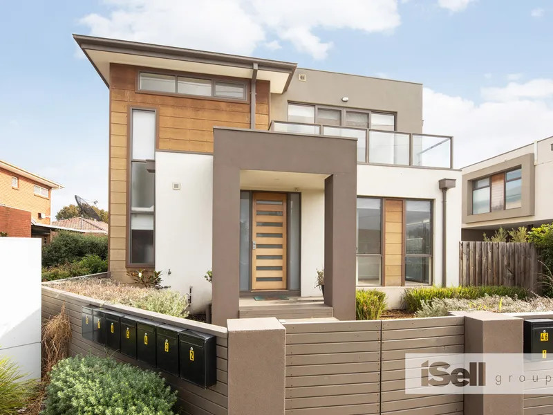 IMMACULATEY PRESENTED MODERN FRONT TOWNHOUSE