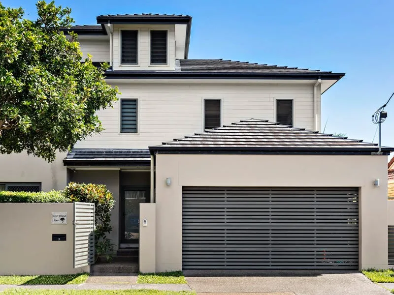 CONTEMPORARY DUPLEX IN FABULOUS LOCATION!