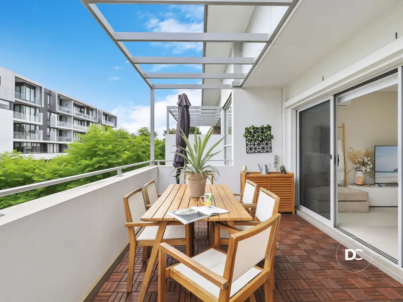 Style, light & proportion in a top floor apartment - Entry from Hilly Street