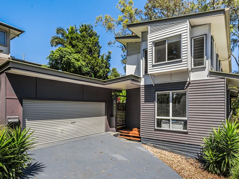 IMMACULATE - MODERN - GREAT LOCATION