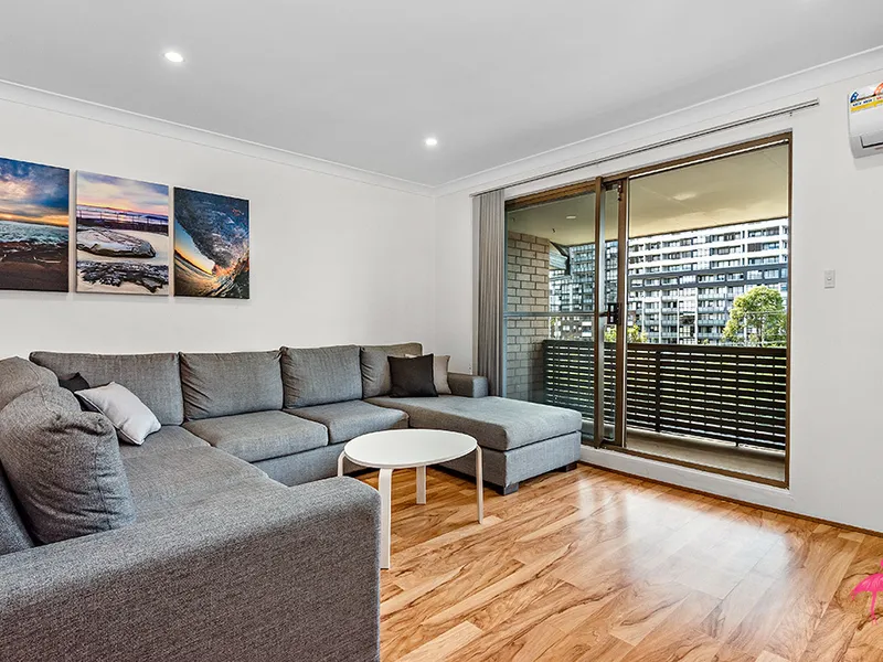 Modern & Spacious Top Floor Apartment