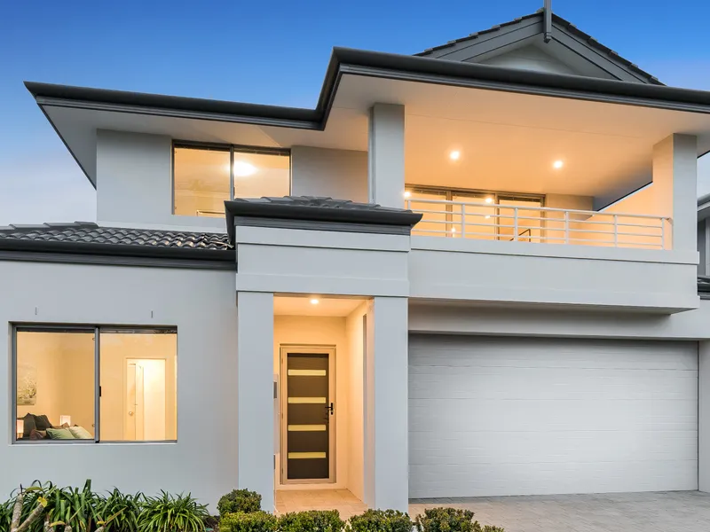 GORGEOUS TOWNHOUSE JUST METRES FROM BEACHFRONT!