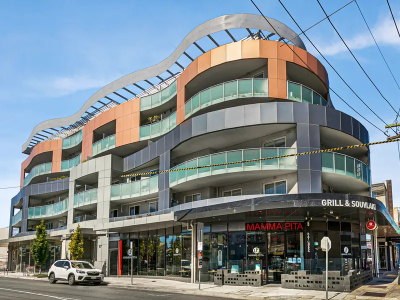 STYLISH NORTHCOTE PAD WITH CITY VIEWS