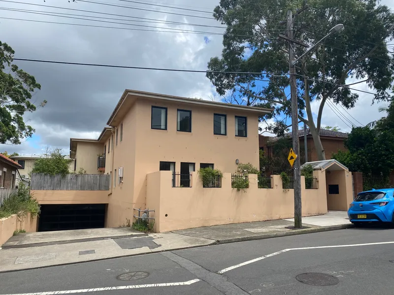 Two Level townhouse that is PET FRIENDLY!