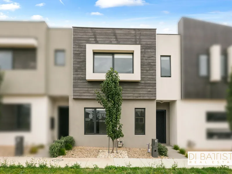 Easy-Living Excellence in the Heart of Waratah