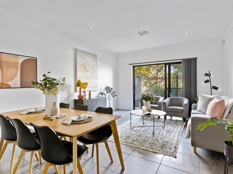 CHIC, MODERN, ELEGANT! FANTASTIC 3 BEDROOM TOWNHOUSE OVERLOOKING A RESERVE!
