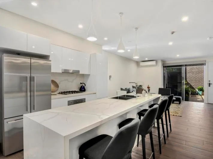 OVERSIZED AND MODERN TOWNHOUSE WITH DOUBLE GARAGE