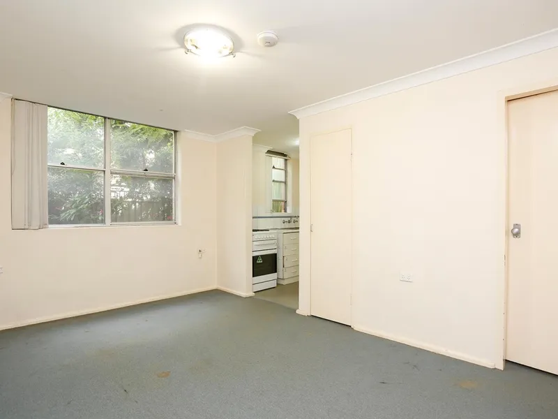 Ground level, Spacious one bedroom unit near station, shops & park