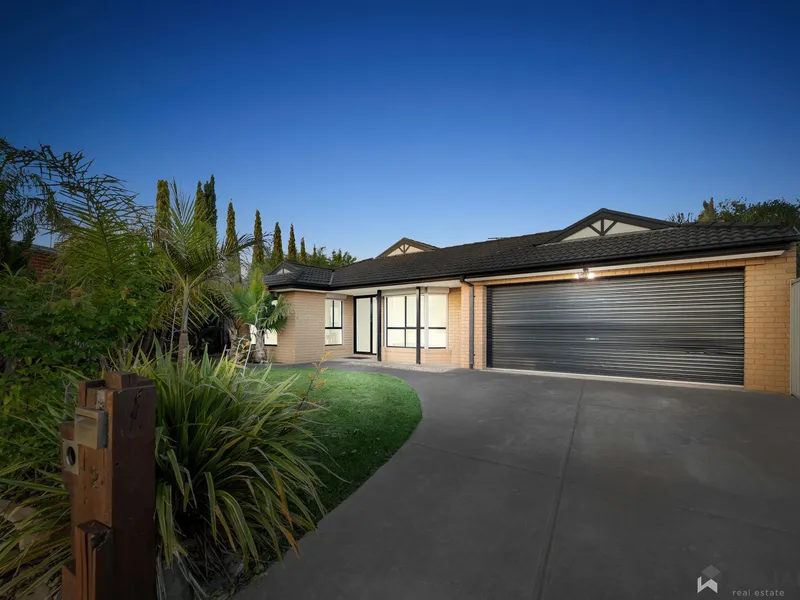 IMPECCABLE & IMPRESSIVE FAMILY HOME- LAND SIZE 991m2 (approx)