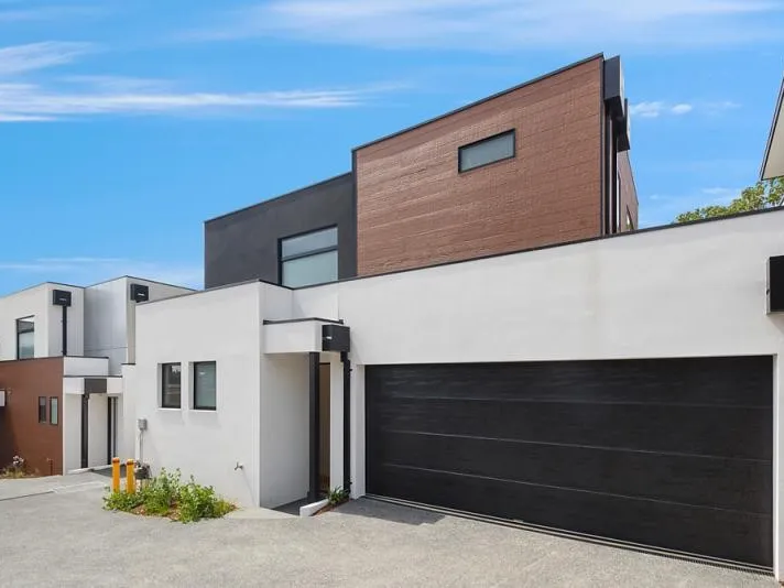 LUXURY LIVING IN IVANHOE!