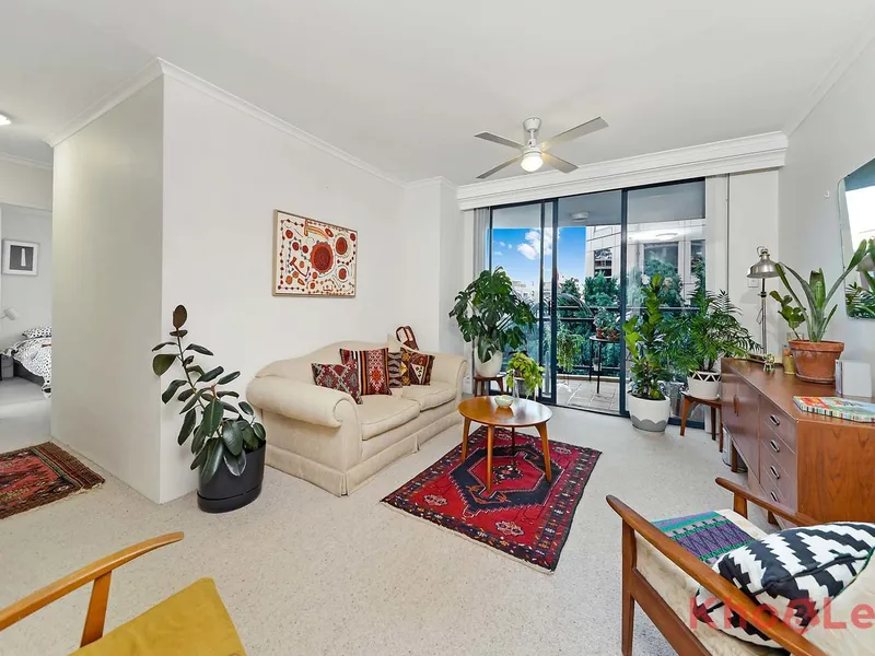 SPACIOUS TWO BEDROOM APARTMENT IN CONVENIENT LOCATION