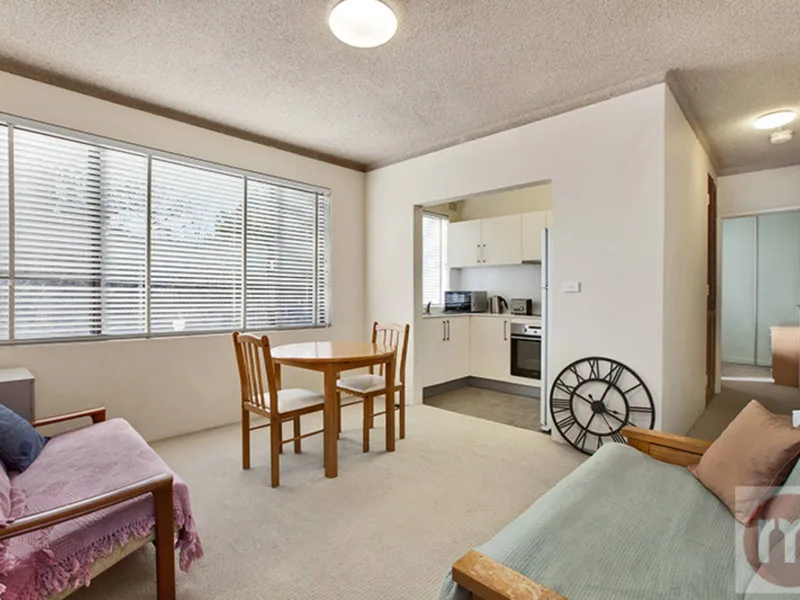 BRIGHT & PRIVATE ACCOMODATION WITHIN PEACEFUL NEIGHBOURHOOD!