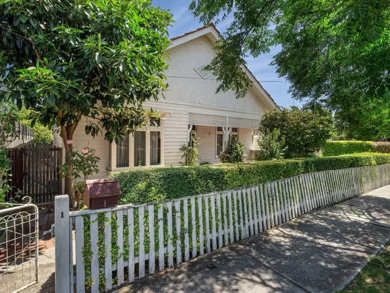 3 Bedroom Large Home - McKinnon Secondary School Zone