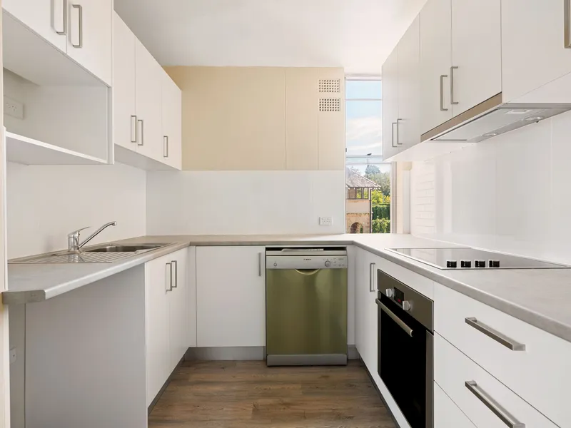 FABULOUS 2 BEDROOM APARTMENT WITH AIR CONDITIONING