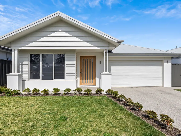 Luxury Living on Victoria Street!