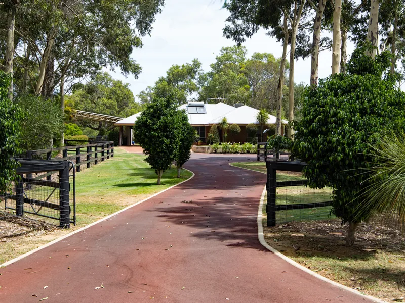 Superb 5 Acre Lifestyle/Horse Property - Fabulous Entertainment Area & Gorgeous Gardens!