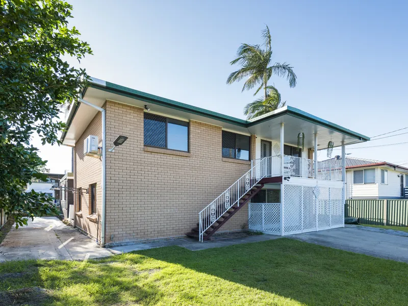 LARGE DUAL LIVING HOME IN AN EXCELLENT LOCATION