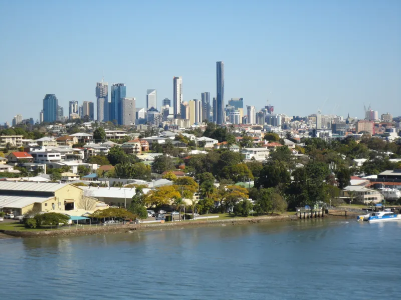 Light filled apartment in fantastic Hamilton location!