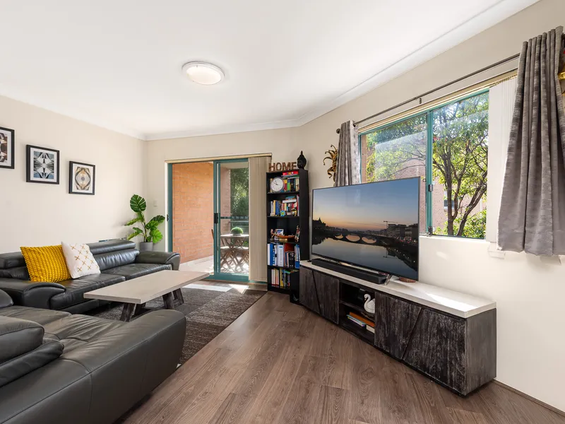 ULTRA CONVENIENT NORTH FACING APARTMENT