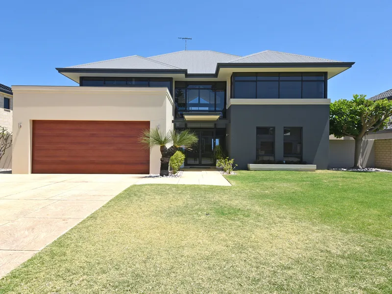 EXECUTIVE HOME WITH ENDLESS OCEAN VIEWS