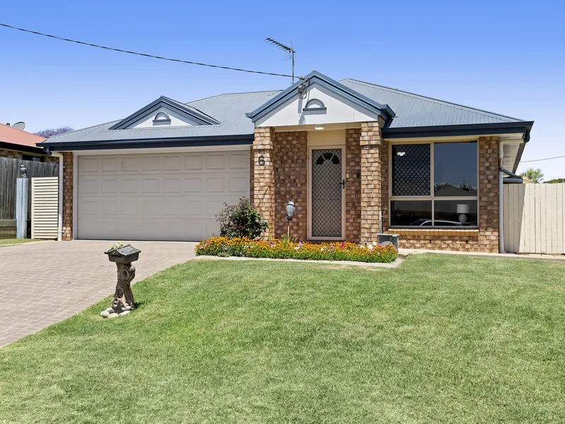 Delightful Lowset Home - Close To All Amenities