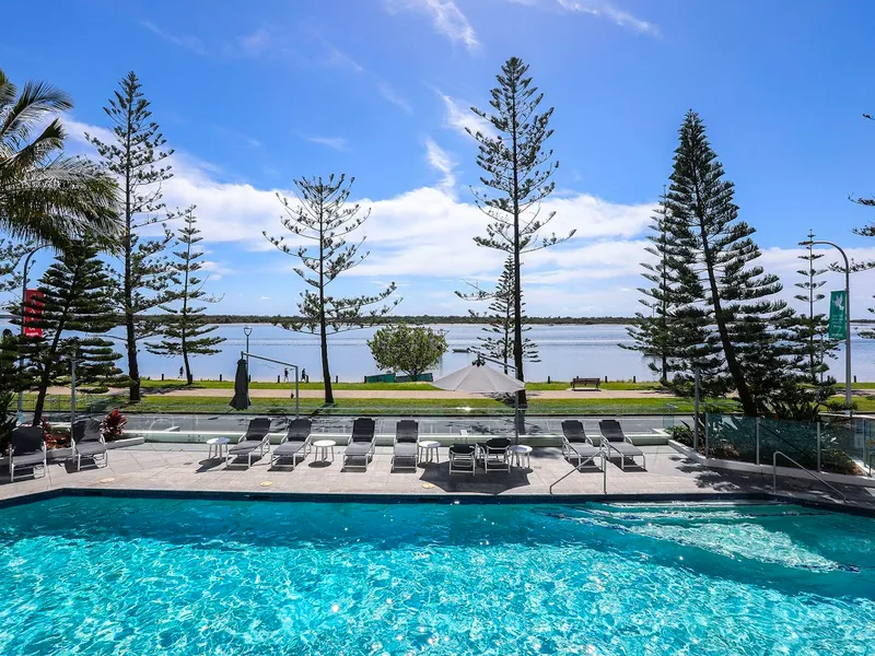 SENSATIONAL WIDE VIEWS TO POOL & THE BROADWATER. 