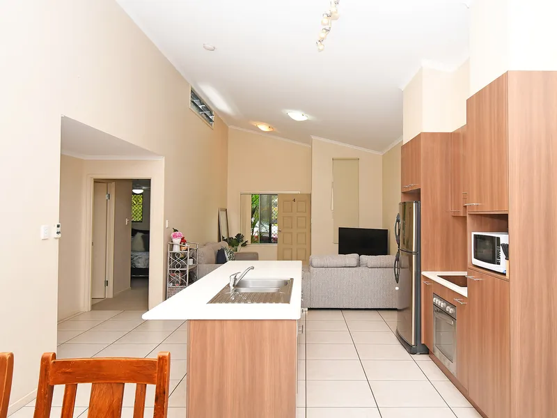 CONTEMPORARY SINGLE LEVEL VILLA