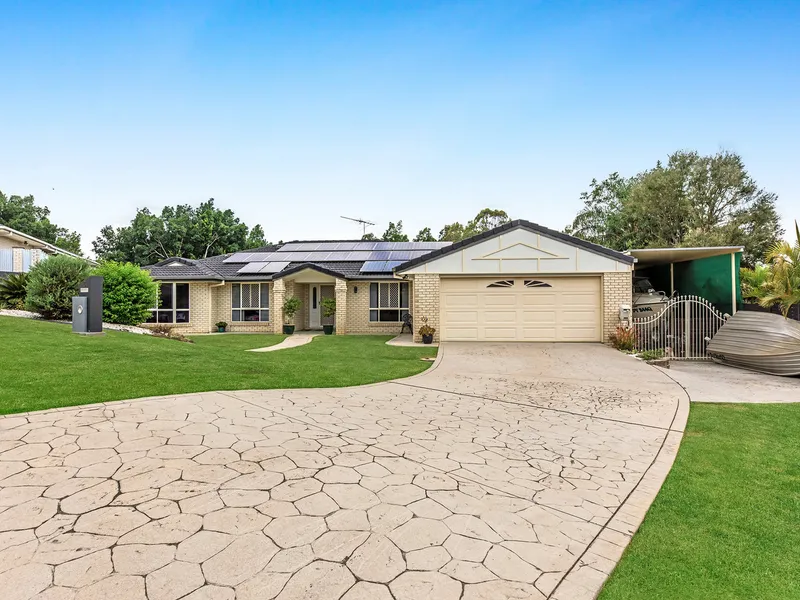 HUGE FAMILY HOME WITH POOL IN TIGHTLY-HELD NEIGHBOURHOOD