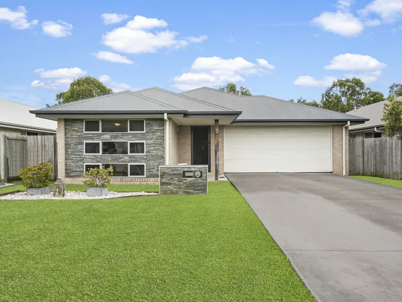 This is the Ticket! 4 Bedroom, & 3 living areas