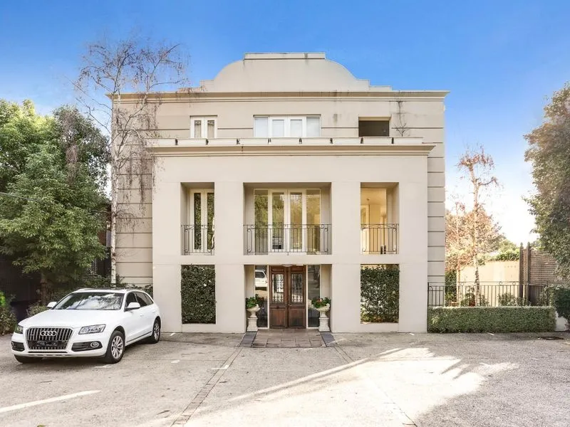 WONDERFUL PRIVATE APARTMENT IN UNIQUE BUILDING