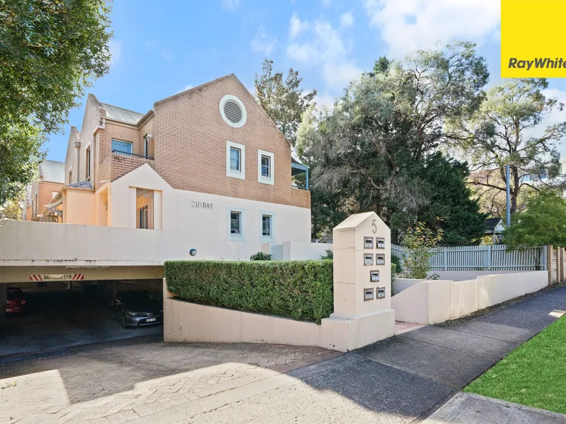 SOLID FULL-BRICK TOWNHOUSE, SUPERB LOCATION