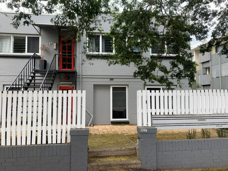 Spacious Apartment Available in prime location - New Farm