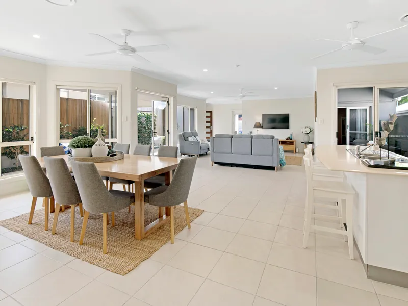 SPACIOUS, PERFECTLY PRESENTED, EASY LIVING, SINGLE-LEVEL, FREE-STANDING HOME IN THE HEART OF ASHMORE