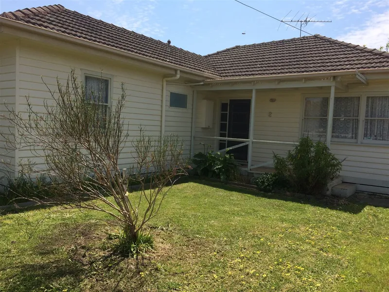 Neat & tidy 2 bedroom home & huge shed