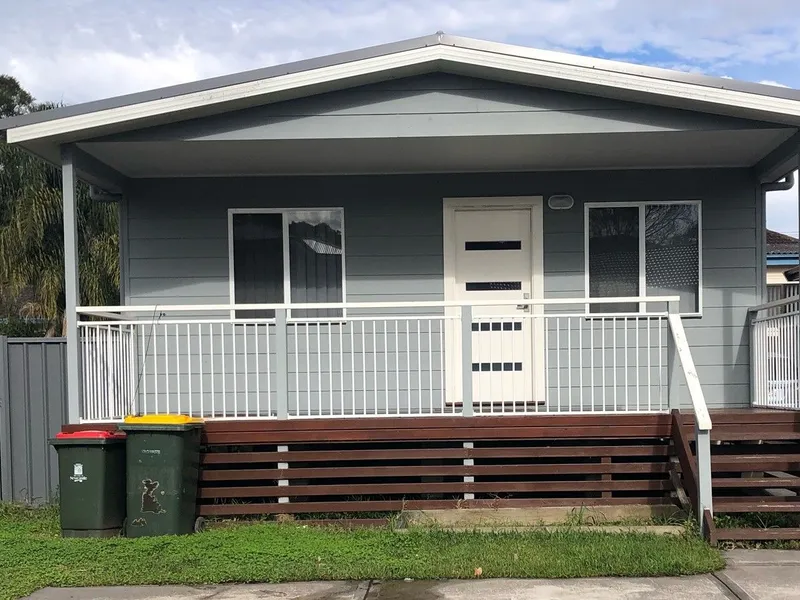 Modern 3 bedroom low maintenance flat