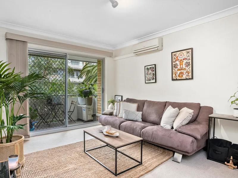 Top floor apartment footsteps to Collaroy Beach
