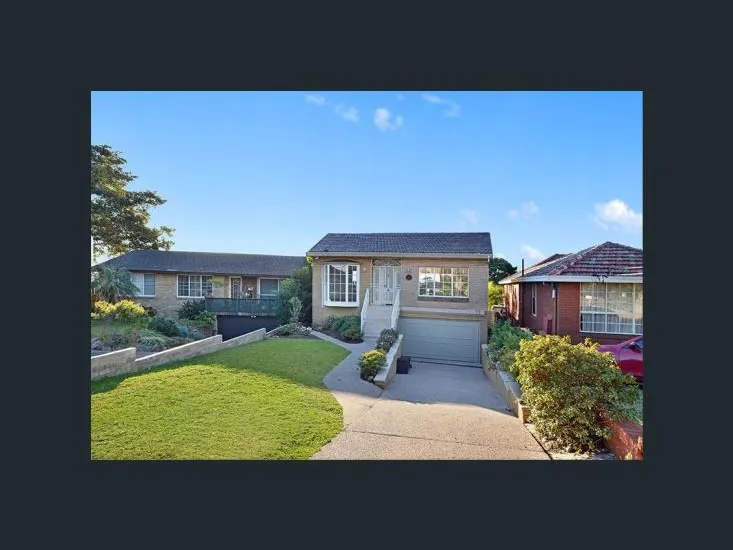 SPACIOUS FAMILY HOME WITH POOL OVERLOOKING THE GOLF COURSE