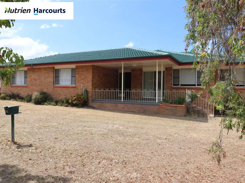 Walk to town in a few minutes. Great location in Stanthorpe