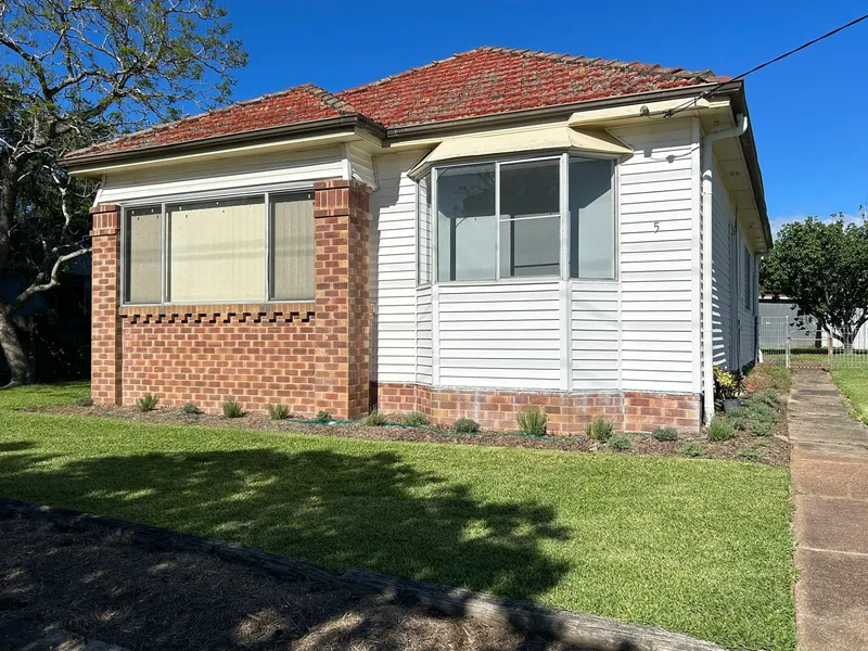 CHARMING 2 BEDROOM HOME IN PRIME LOCATION!