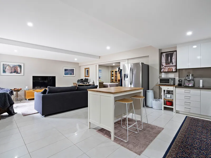 Perfect Location-Low Maintenanace Apartment