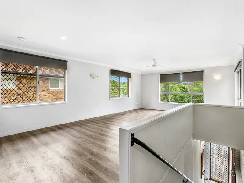 Superb renovated 3 bedroom home! Close walk to the beach.