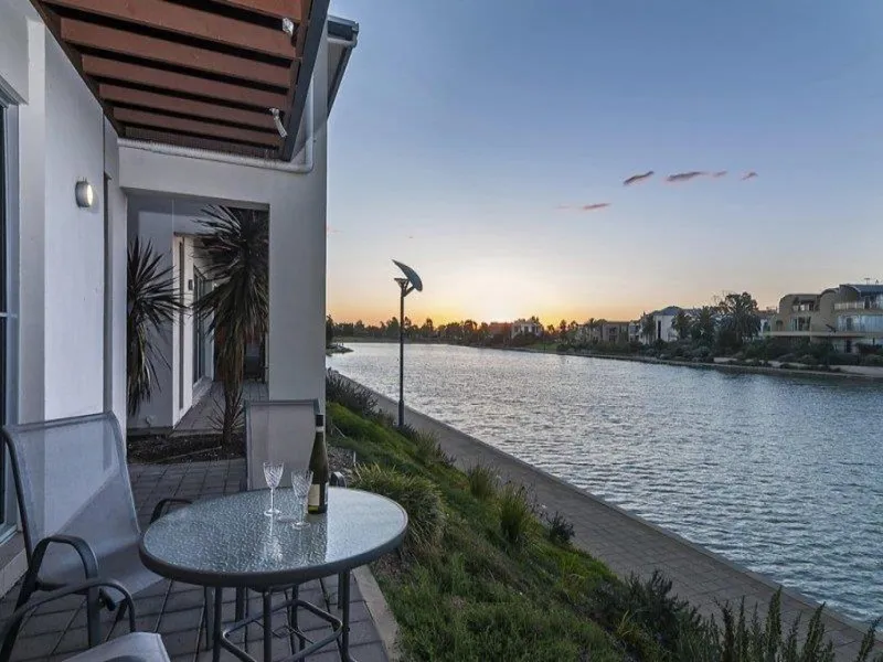 STUNNING 4 BEDROOM LAKEFRONT TOWNHOUSE