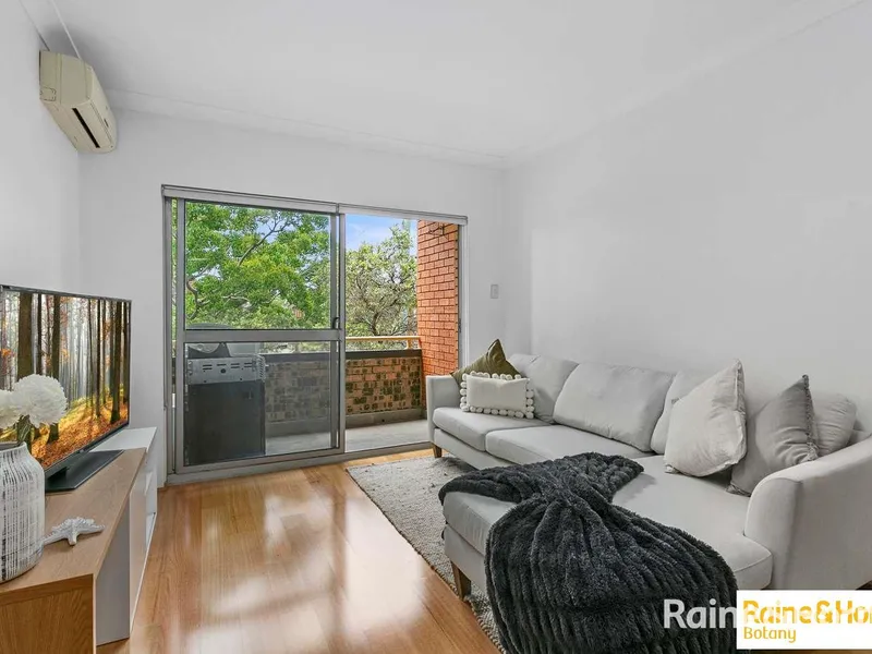 Bright & Sunny 2 Bedroom Apartment with Lock Up Garage!